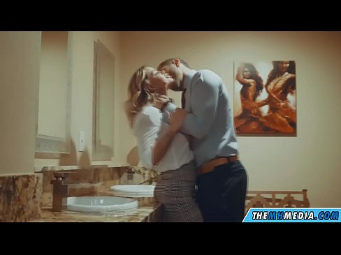 ❤️ کله چې یو ښکلی سپین رنګ تاسو په عامه تشناب کې جذبوي ❤❌ جنس